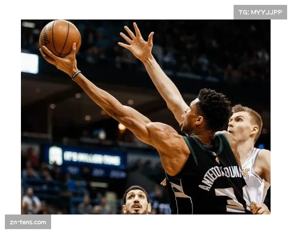 字母哥半场20分10篮板，雄鹿大比分领先黄蜂